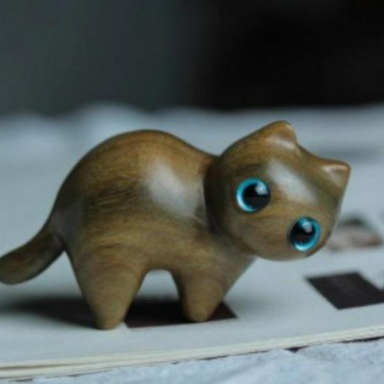 Фигурка Любопытный Кот: Настольное украшение из зеленого сандала - Креативный подарок для мальчиков и девочек