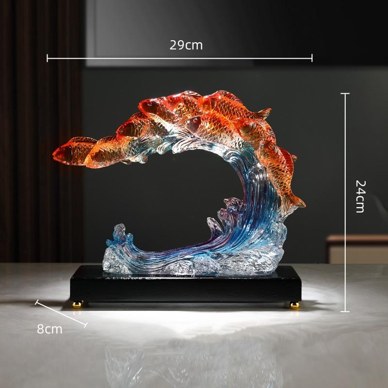 Kunstharz-Kunsthandwerk, transparente, farbverlaufende Goldfisch-Skulptur, wellenförmige Fischornamente, Heimdekoration