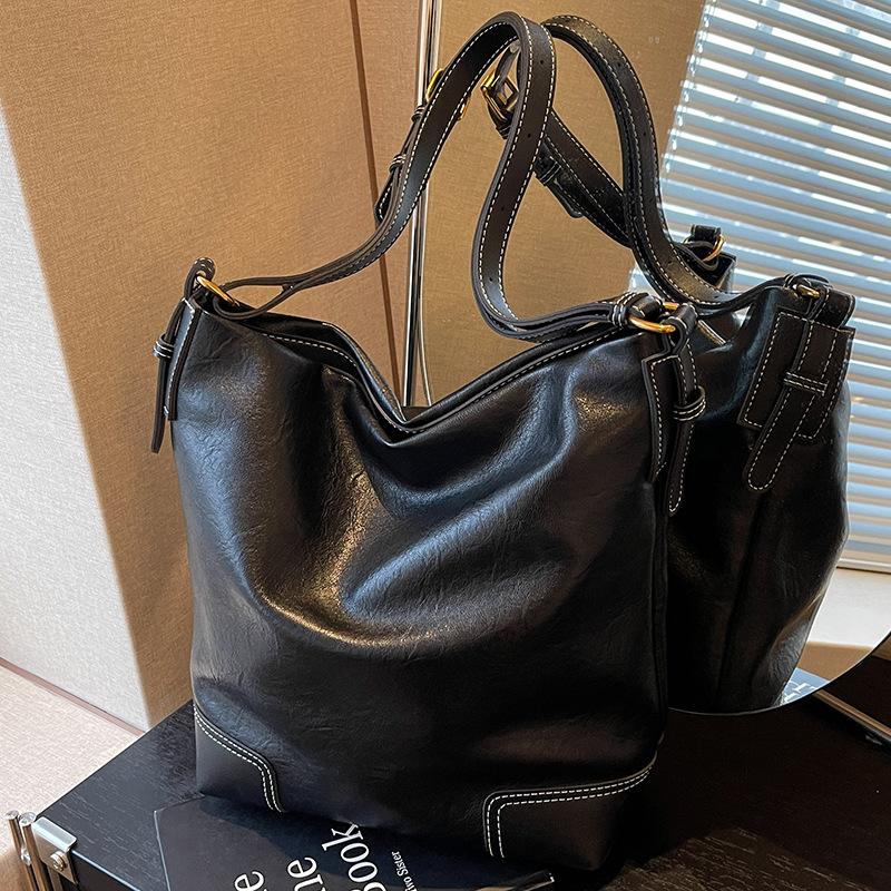 

Bag lady 2024 new autumn and winter messenger large-capacity bucket bag is popular this year, high-end versatile shoulder bag чорний