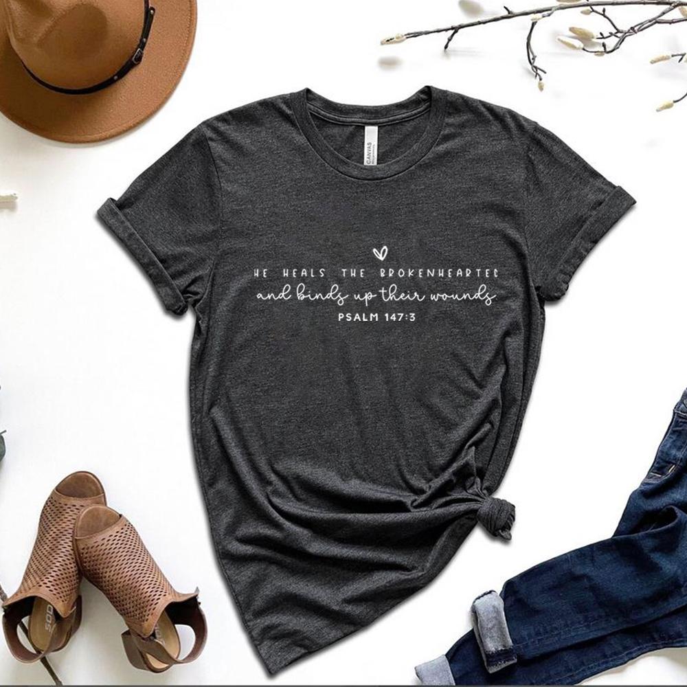 Lui guarisce i cuori spezzati Tshirt Maglietta per il dolore Maglietta cristiana Maglietta di Gesù Maglietta ispiratrice Magliette grafiche unisex Vestiti estetici