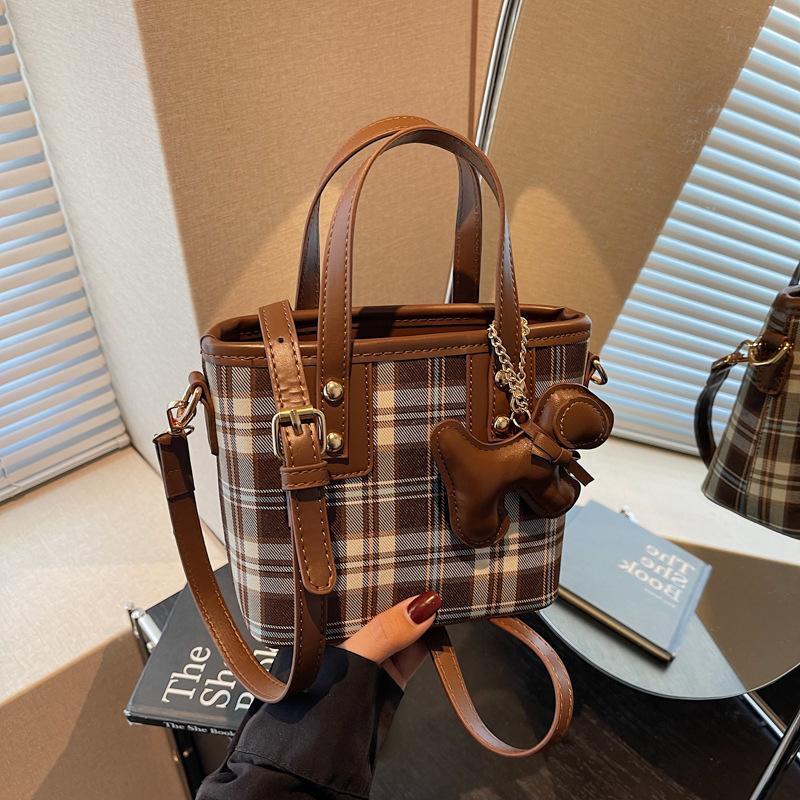 

Niche casual personalized bucket bag fashion trend texture new bag women s 2025 autumn and winter shoulder messenger bag Without pendant темно-коричневого