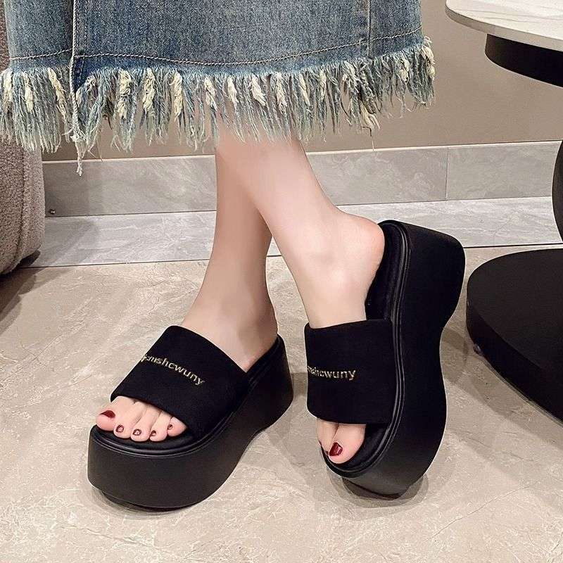 Foreign style thick-soled short man height-increasing one-word slippers women's summer out 2025 new fashionable retro open-toed cool slippers