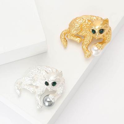 Moda Karikatür Sevimli Alaşım Emaye Oynayan Top Kedi Broş Niş Çok Yönlü Erkek Ve Kadın Korsaj Takı Hayvan Pin