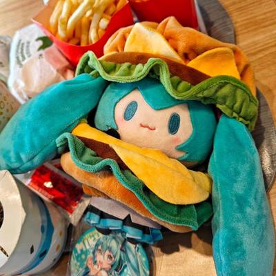 Figura Muñeca Kawaii Versión Q Hatsune Miku Muñeca Hamburguesa Linda Ropa para Muñeca Bolsas Periféricas de Anime Colgante Juguete Adorno Suave Juguetes Regalos