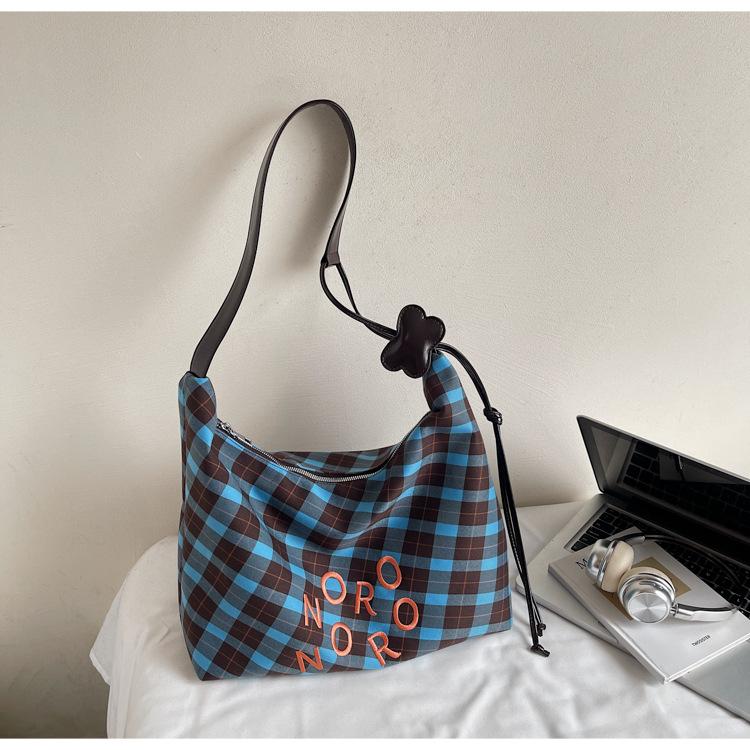 

Casual large-capacity plaid bag women s 2025 new retro niche commuter canvas bag Korean version of one-shoulder crossbody bag trend синий