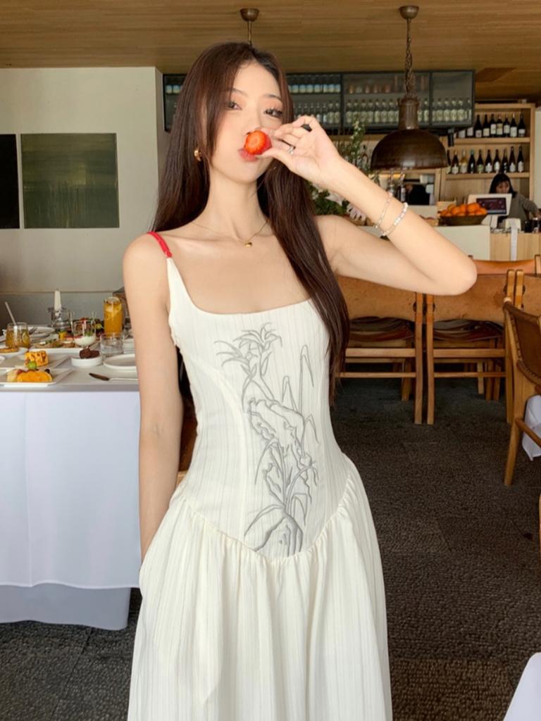 French suspender dress women's summer waist and thin knee long dress niche design sense floral A-shaped skirt tide