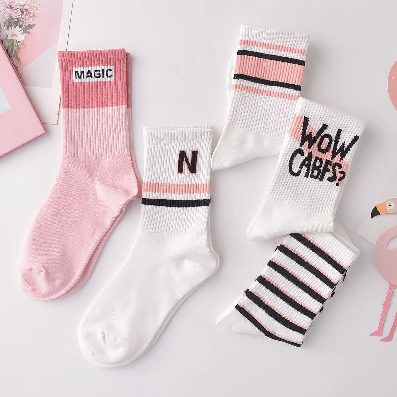 Calcetines de Otoño para Niñas: Calcetines Largos Blancos con Letras a Media Pantorrilla, Modernos y Versátiles, para Estudiantes