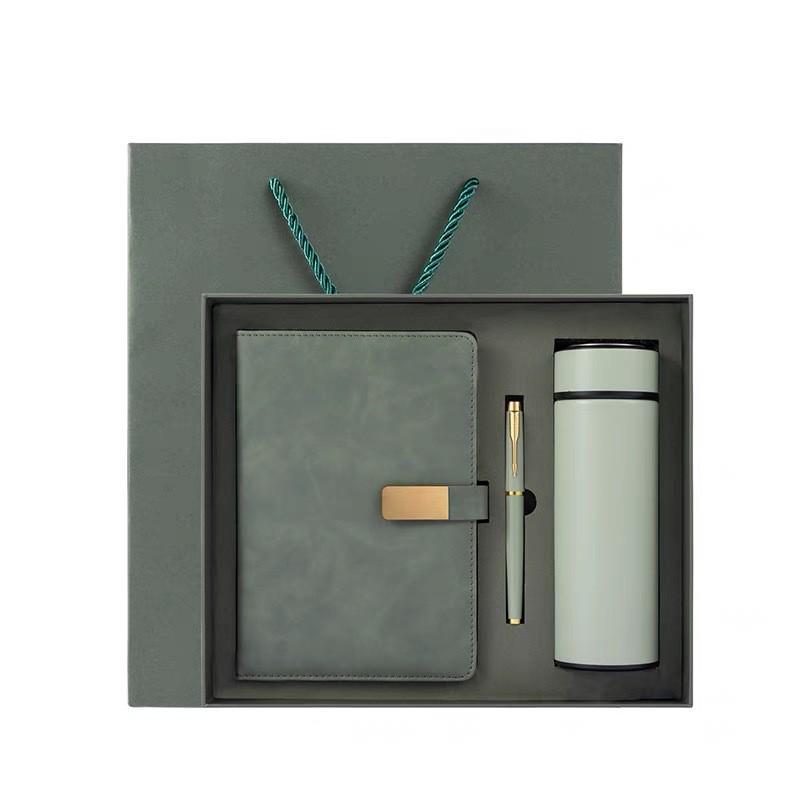 Taccuino da Lavoro in Pelle Formato A5: Diario con Fibbia Magnetica e Stampa Logo - Elegante Scatola Regalo per Riunioni d'Ufficio