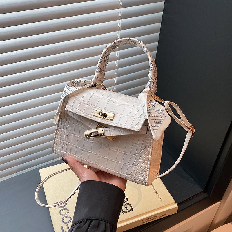 

Популярная сумка этого года 2025 новая высококлассная в зарубежном стиле маленькая квадратная сумка модная универсальная на плечо, сумка-мессенджер Without pendant