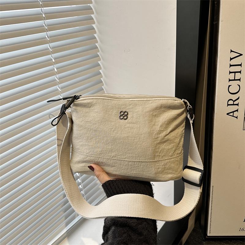 

Lightweight, simple, fashionable and high-end versatile shoulder bag women s casual autumn and winter new personalized student class messenger bag хаки