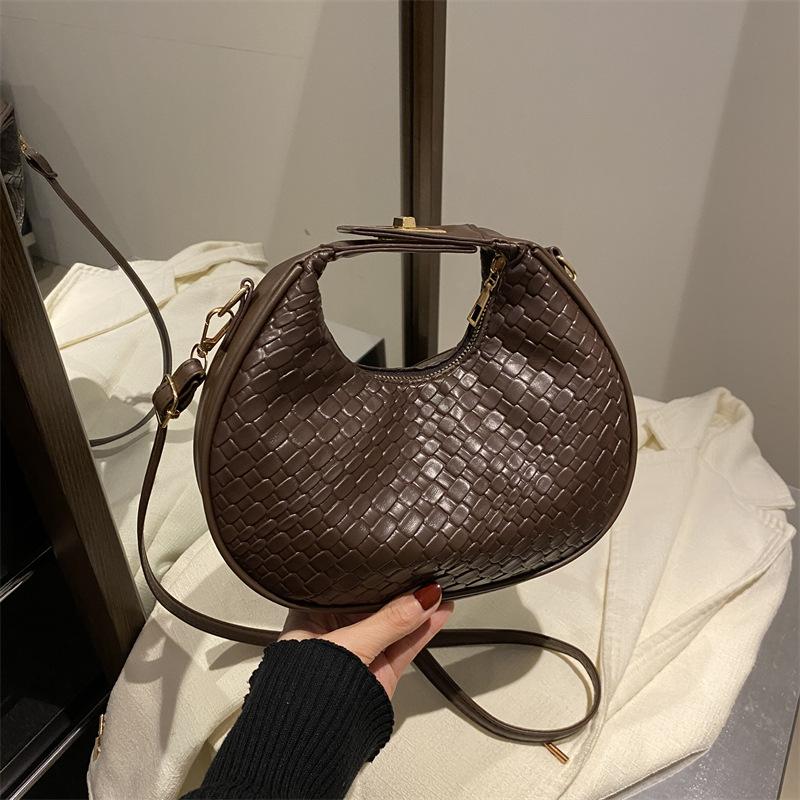 

Иностранный стиль сумка-полумесяц повседневная простая ретро плетеная сумочка женская универсальная однотонная модная осенне-зимняя новая сумка-мессенджер