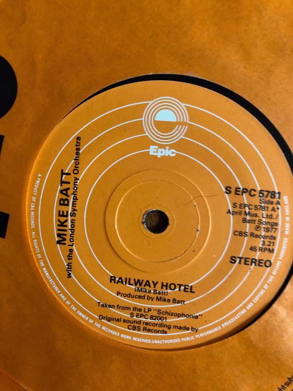 

7inch Record MIKE BATT - Railway Hotel SEPC5781 Epic 1977 UK Rock Used