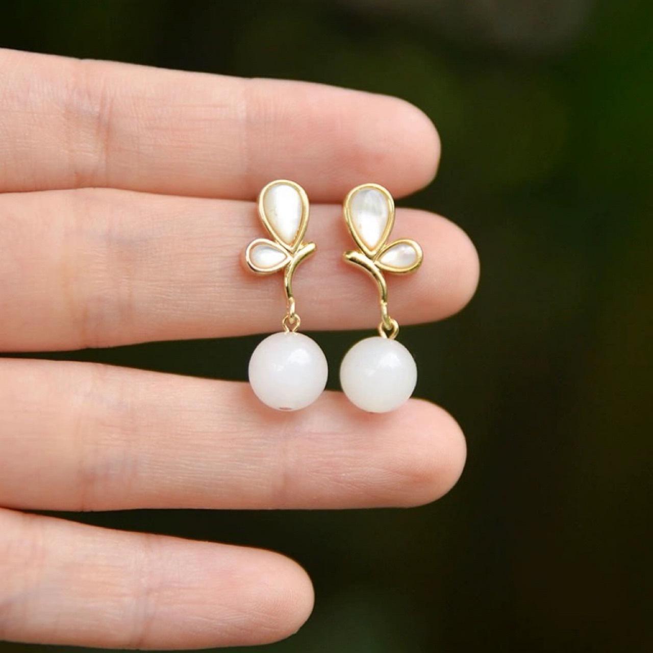 

Natural Hetian jade white jade earrings 925 silver needle gold-plated studs, white butterfly shell butterfly women s simple niche design silver needle