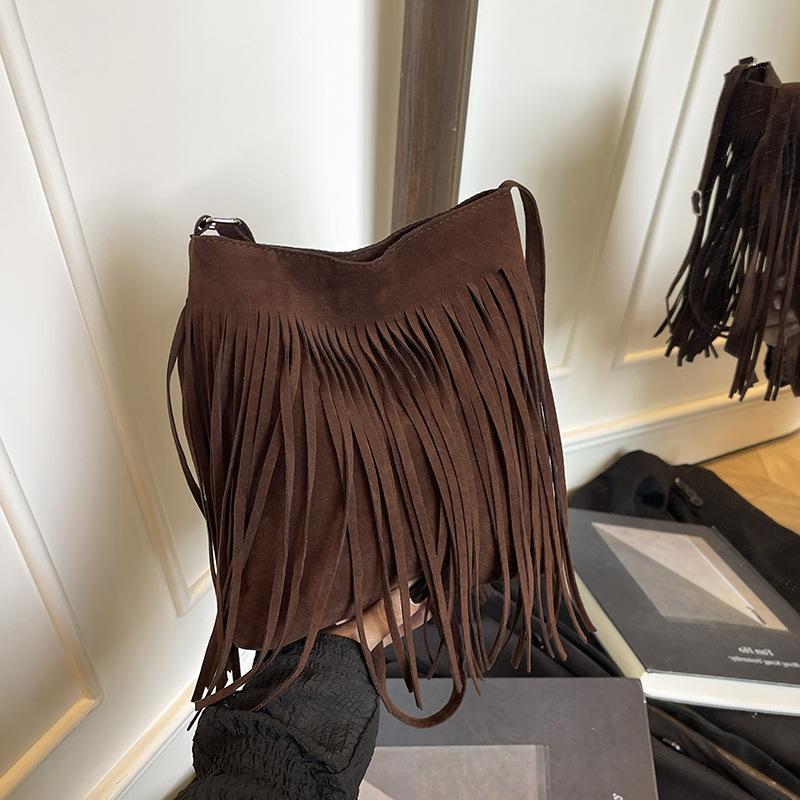 

Премиальная матовая маленькая сумка с бахромой женская новая модная и стильная сумка-ведро для поездок на работу, весенняя универсальная сумка через плечо