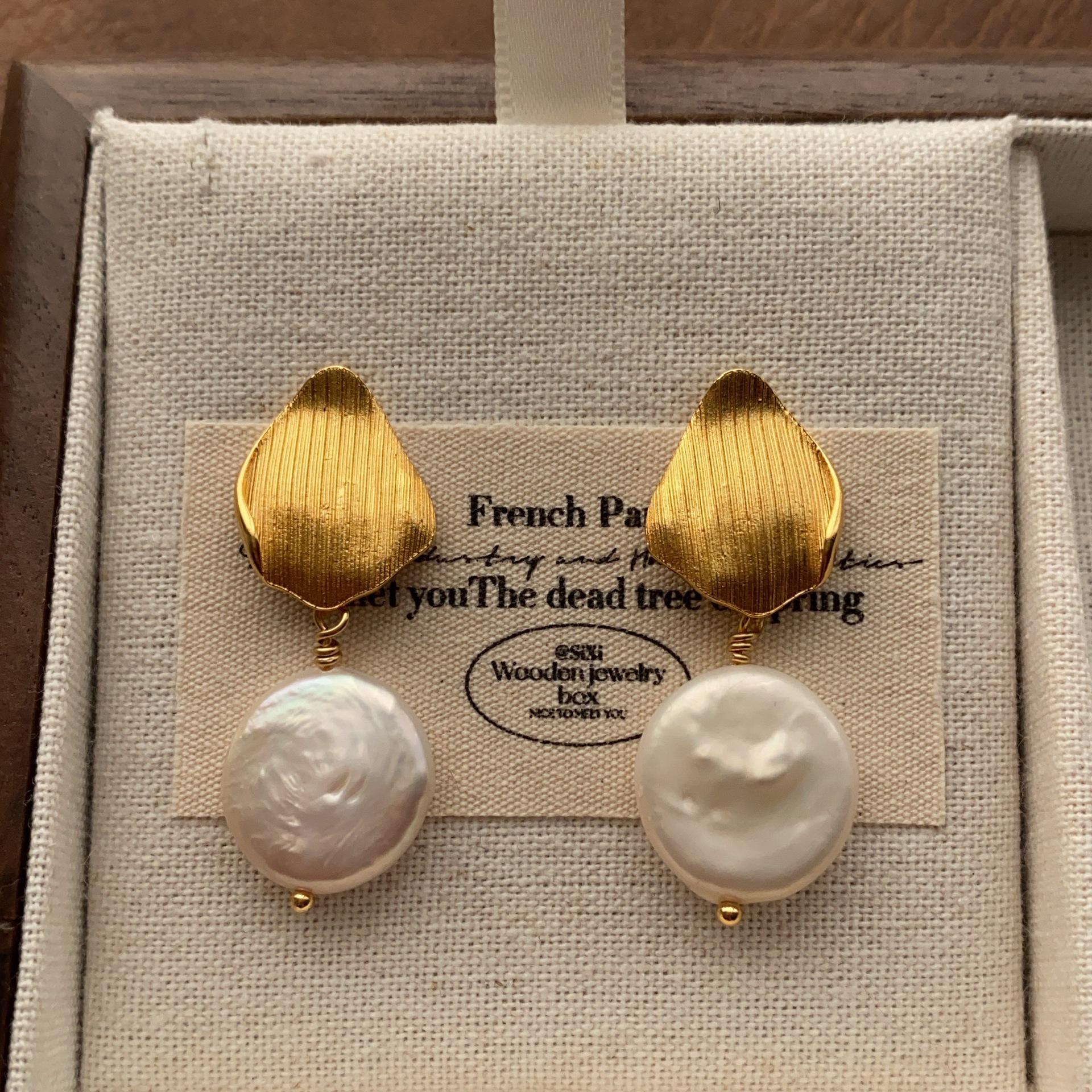 Vintage Baroque Pearl Stud Earrings Delicate Metal Brushed Earrings Elegant Atmosphere Literary Earrings