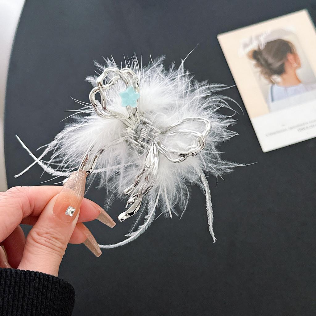 

Luxurious Korean Irregular Hair Claw Featuring Bowknot And Velvet For Spring 2024