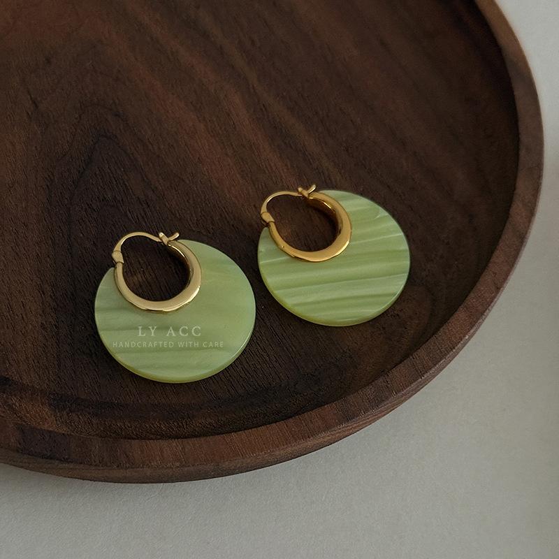 Metal ear buckle acetic acid disc earrings earrings women's resin high-end sense fresh light luxury fashion romantic niche earrings