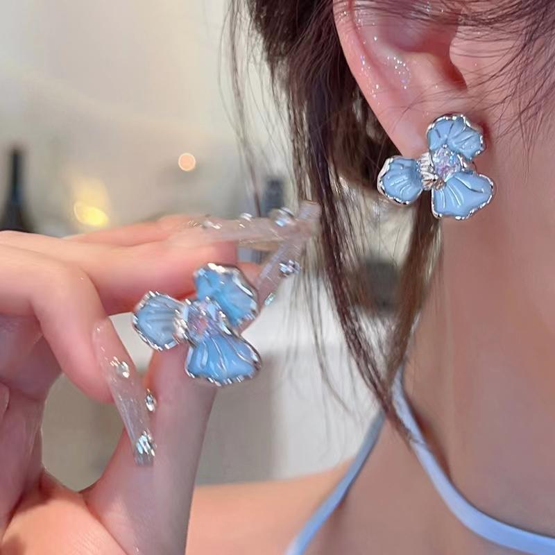 

New flower earrings, blue iris, high grade, light luxury, sweet, small female earrings, suitable for party and banquet wear бронзовий
