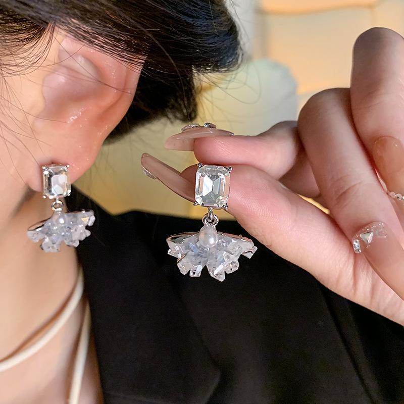 Cold Feeling Gradual Change Blue Broken Diamond Butterfly Earrings Female Unique Internet Celebrity Stud Earrings Temperament Earrings