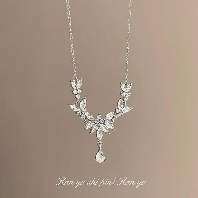 Light Luxury Style High-end Sense Super Flash Zircon Water Drop Necklace Niche Design Gentle Wind Personality Versatile Female Collarbone Chain