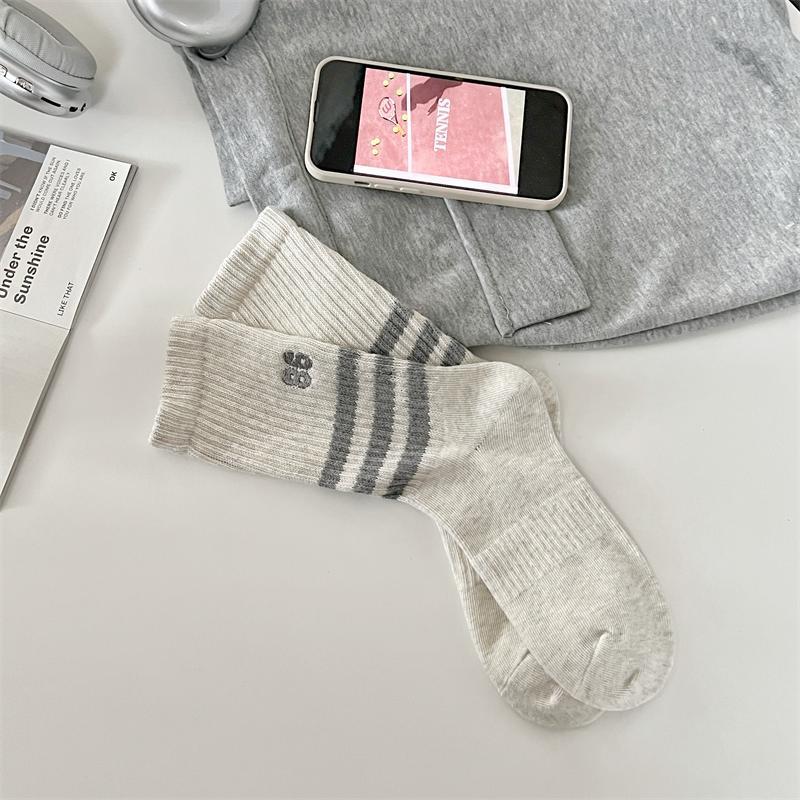 

Female Spring and Autumn Solid Color Embroidery Movement in The Tube Pile Socks 1 pair сірий/білий