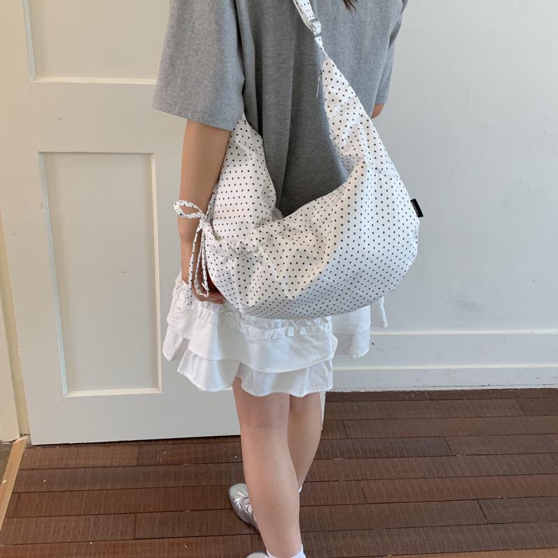 Schoudertas met Polka Dots in Koreaanse Stijl voor Dames - Gepersonaliseerde Geplooide Crossbody Tas voor Werk, Reizen en Uitjes.