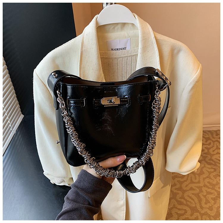 

Niche fashion bundle diagonal cross portable bucket bag women s 2025 new simple high-end retro versatile women s bag