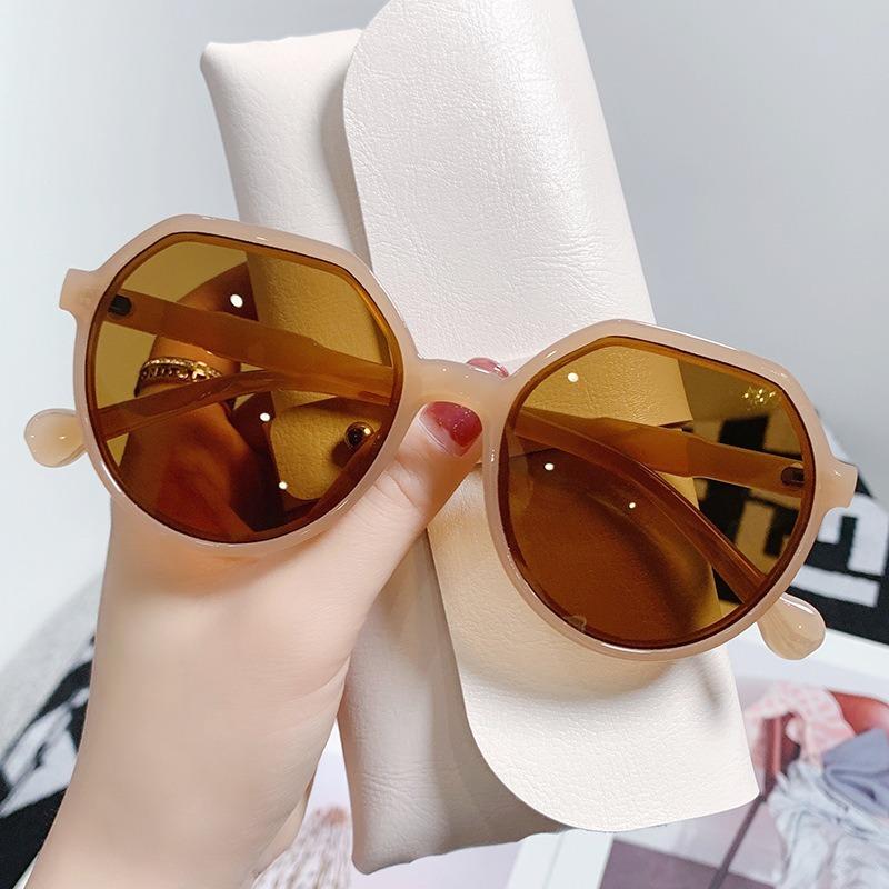 

New Fashionable Sunglasses коричневий