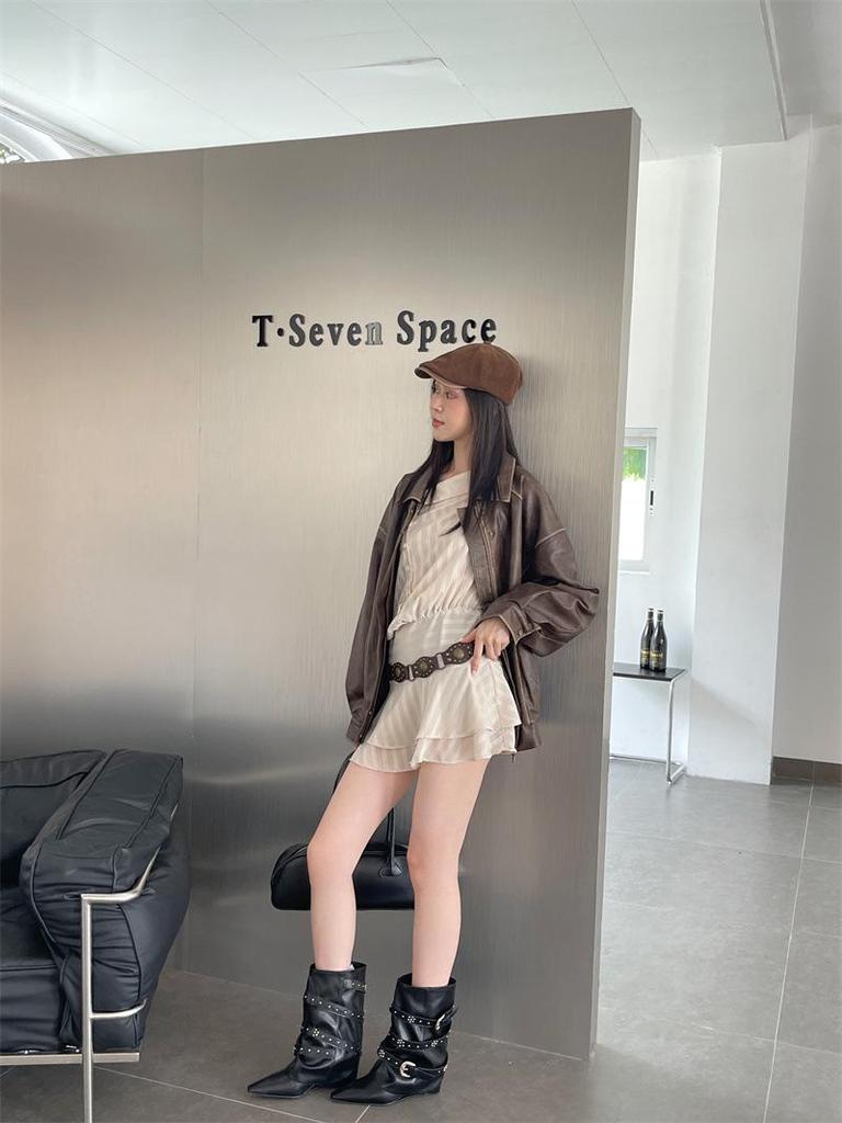 Französische weiße Stiefeletten aus Rindsleder: Modische spitze Zehenpartie, weiter Schaft, schlankmachende Gürtelschnalle, Nieten-Keilabsatz, kniehohe Hosenstiefel