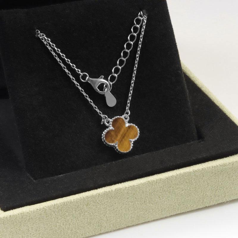 Women's Four-Leaf Clover Bracelet – 18K Gold Plated with Double-Sided Mother-of-Pearl, Elegant High-Quality Accessory, Chic and Lucky Design.