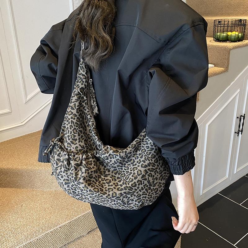 Winter new casual lazy leopard print tote bag women's student class versatile commuter messenger bag