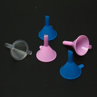 Kompakter transparenter Kunststofftrichter zum Abfüllen von Flüssigkeiten, Gewürzen und Kosmetika