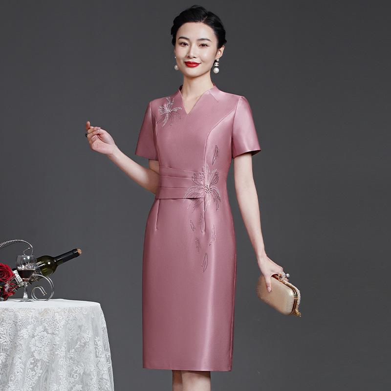 Cheongsam Mi-long Tendance 2025 à Col en V Orné de Strass Grande Taille pour Belle-mère