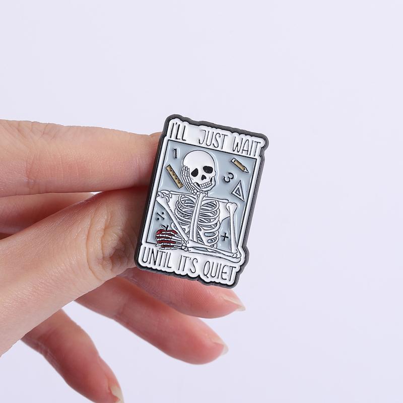 Lehrer Zitat Skelett Emaille Anstecknadeln Nie Besser Totenkopf Broschen Revers Abzeichen Kleidung Lustiger Schmuck Geschenk für Kinder Freunde