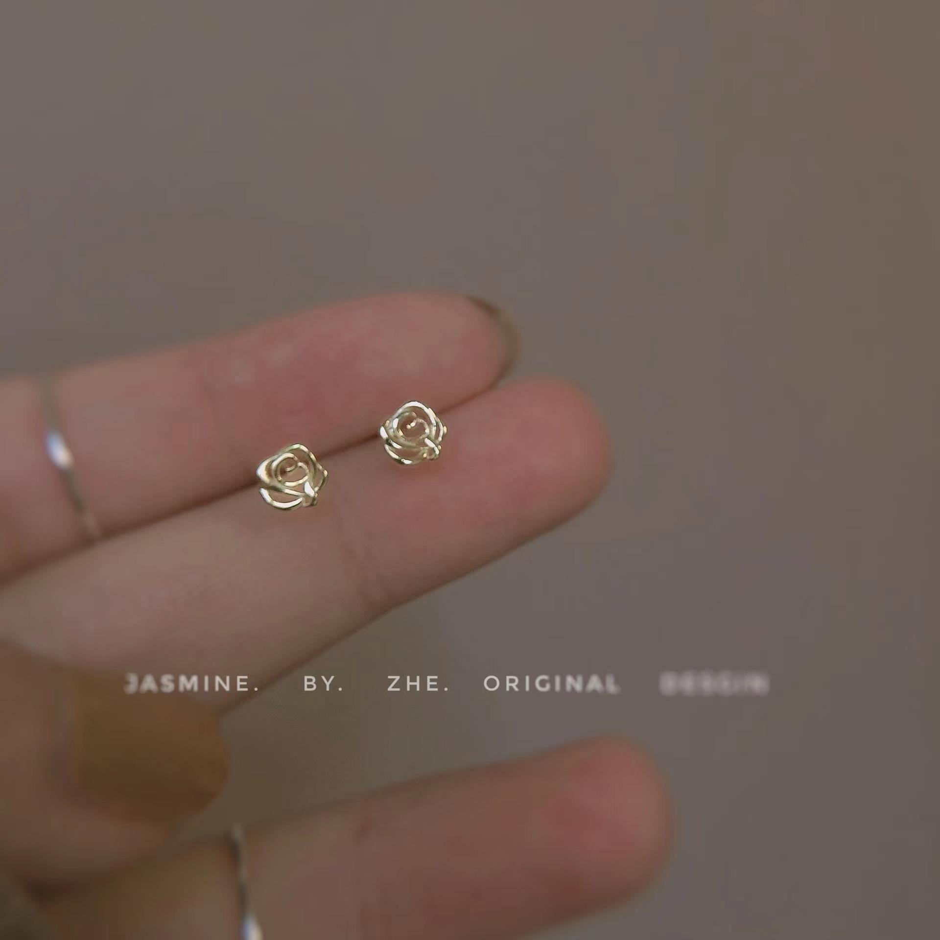 

Sweet French charming little rose stud earrings female elegance small simple temperament mini floral earrings earclip