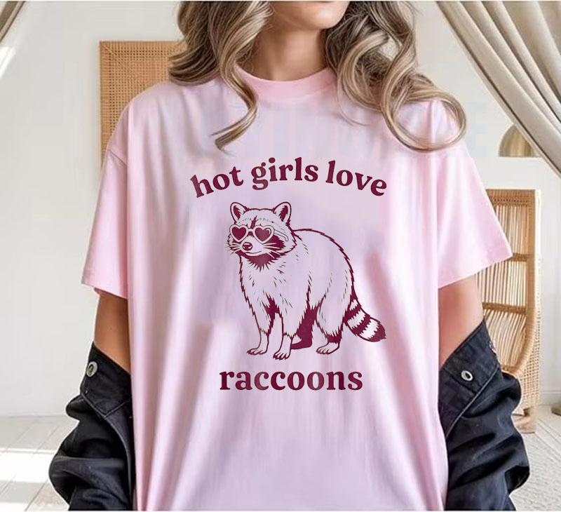 Hot Girls Love Raccoons Tshirt Y2k Womens Fashion Raccoon Lover Saying Tee Wildlife Enthusiasts Camping Outdoor Clothes Gifts