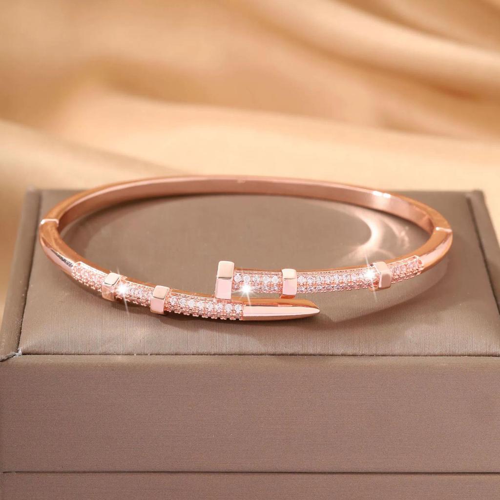Exquisites 2025 Europäisch-Amerikanisches Nagelarmband mit Zirkon, Luxuriöser Kupferschmuck