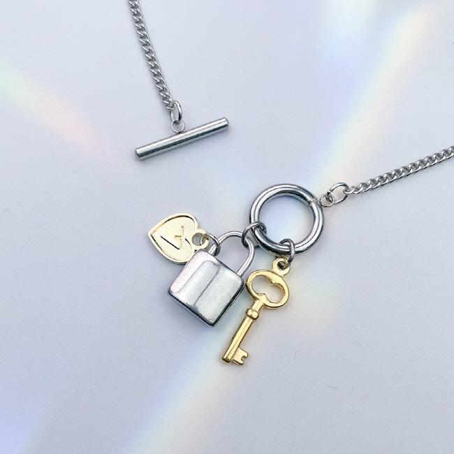 Stray Kids HAN Pick) Mini Heart Lock Toggle Bar Surgical Necklace