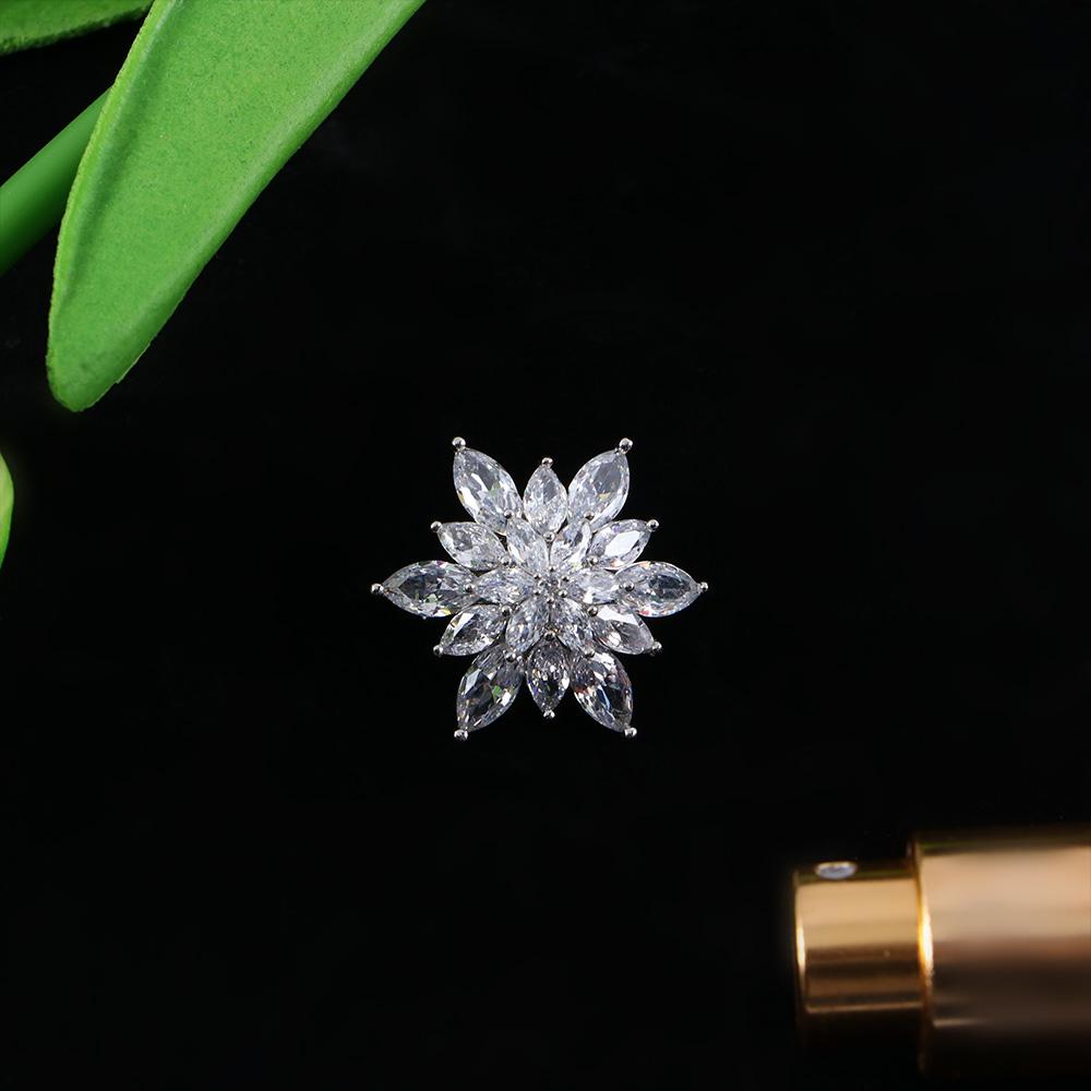 Rhinestone Flower Christmas Snowflake Women Jewelry Zircon Brooches Fashion Accessories Brooch Pins