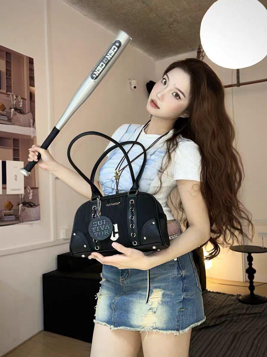 

Cultivato niche casual contrasting color glare portable shoulder Boston bag bowling bag 2025 spring