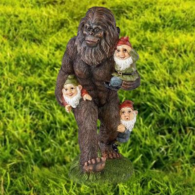 Sasquatch Gartenstatue Harz Sasquatch mit Zwergen Ornament Außen Innen Sasquatch Figur