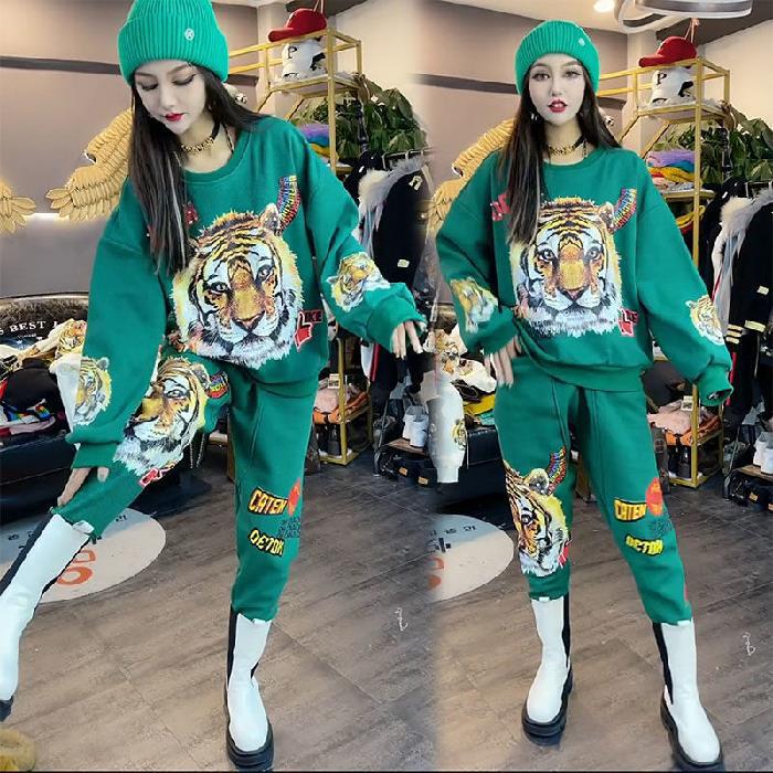 

Женский комплект из свитера и брюк с тигровым принтом — праздничный повседневный комплект из двух предметов свободного кроя с круглым вырезом для кануна Нового года.