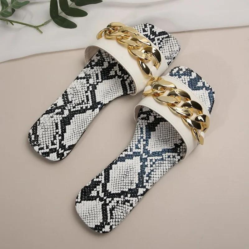 

Новые женские тапочки с цепочкой, летние тапочки, женские сандалии на низком каблуке, для ванной комнаты, для прогулок на открытом воздухе, для показа мод, большие размеры 36-42 40 белый