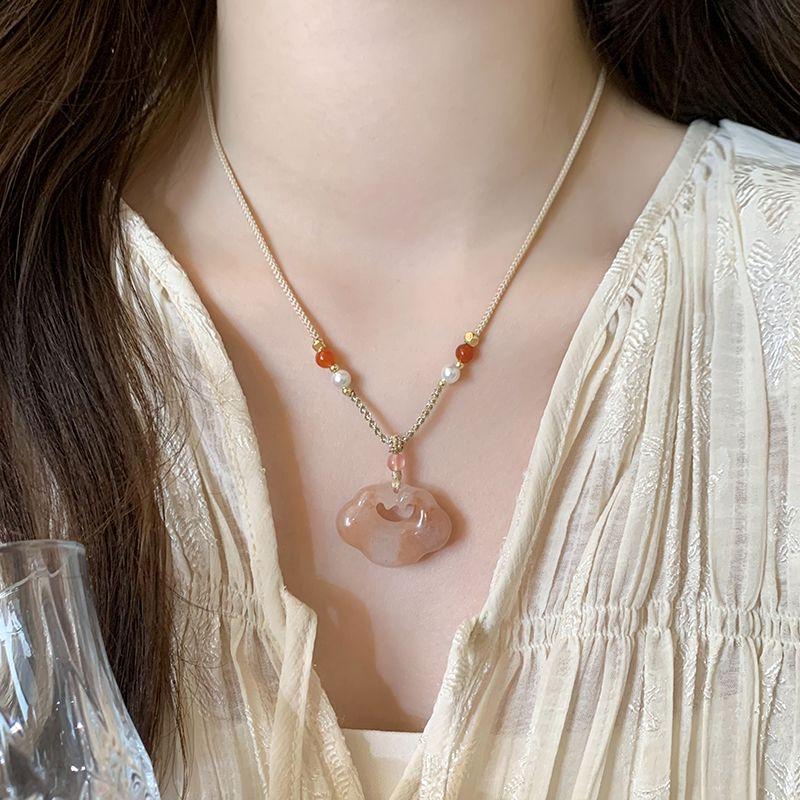 

Новое поступление 2025 года, женское плетеное колье-подвеска в китайском стиле с халцедоном Сянъюнь и замком безопасности, цепочка для ключицы New Chinese Pink Sizzy Xiangyun Lock