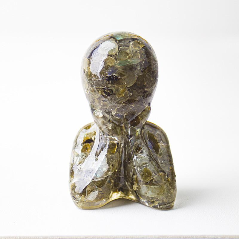 Resin Art Figurine With Natural Quartz Stone For Tabletop Office Decoration