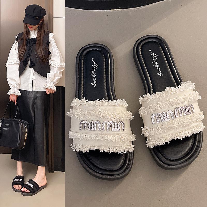 Franska små doftande tofflor kvinnor bär 2025 sommar nya internetkändis fyrkantigt spänne strass bokstav platt botten badsandaler