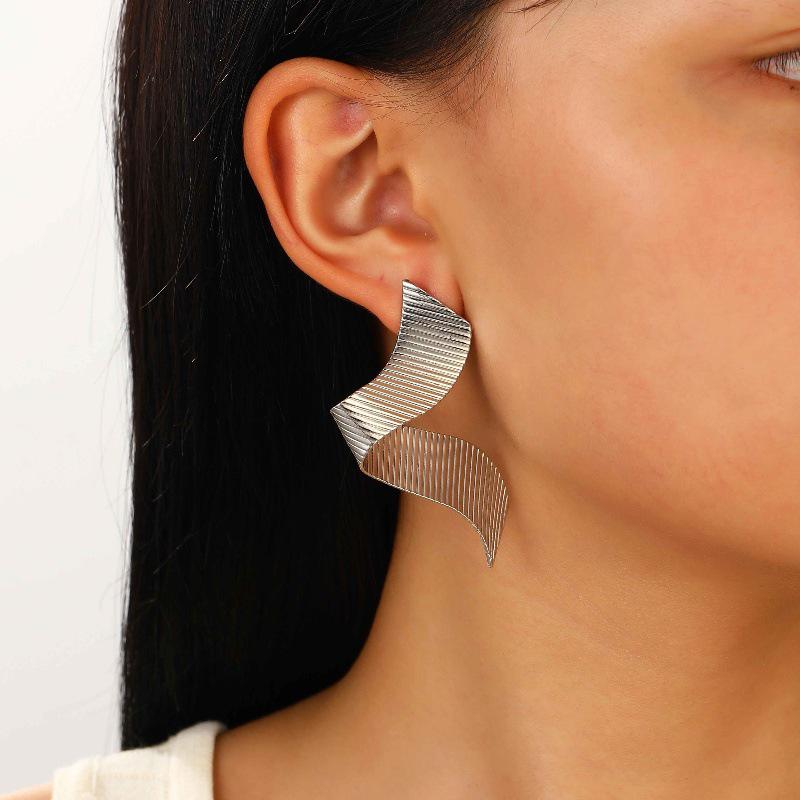 European & American Cold Style Metal Stud Earrings: Retro, High-End, Smooth Design with Personality Ear Cuffs