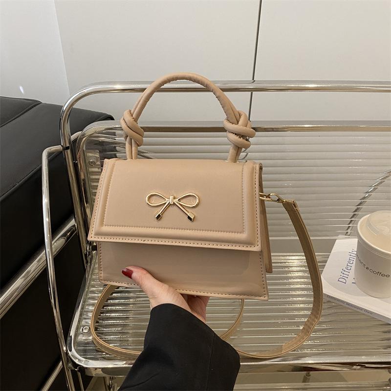 Today's popular bags are women's fashion textured shoulder messenger bags, bow women's bucket bags.