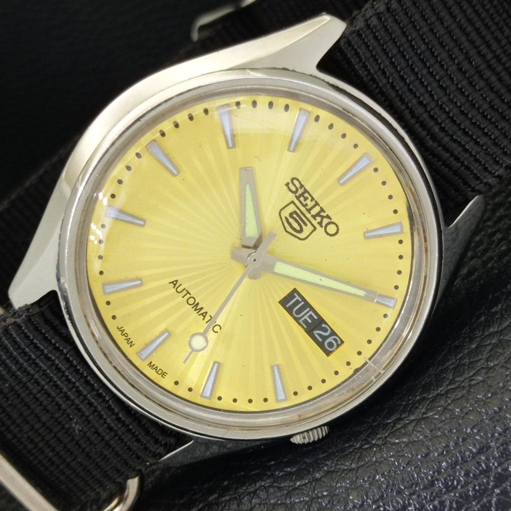 AUTOMATIC VINTAGE SEIKO 5 JAPAN 7S26A MENS GOLDEN COLOR DIAL WATCH A701383-5 R206a-a701383