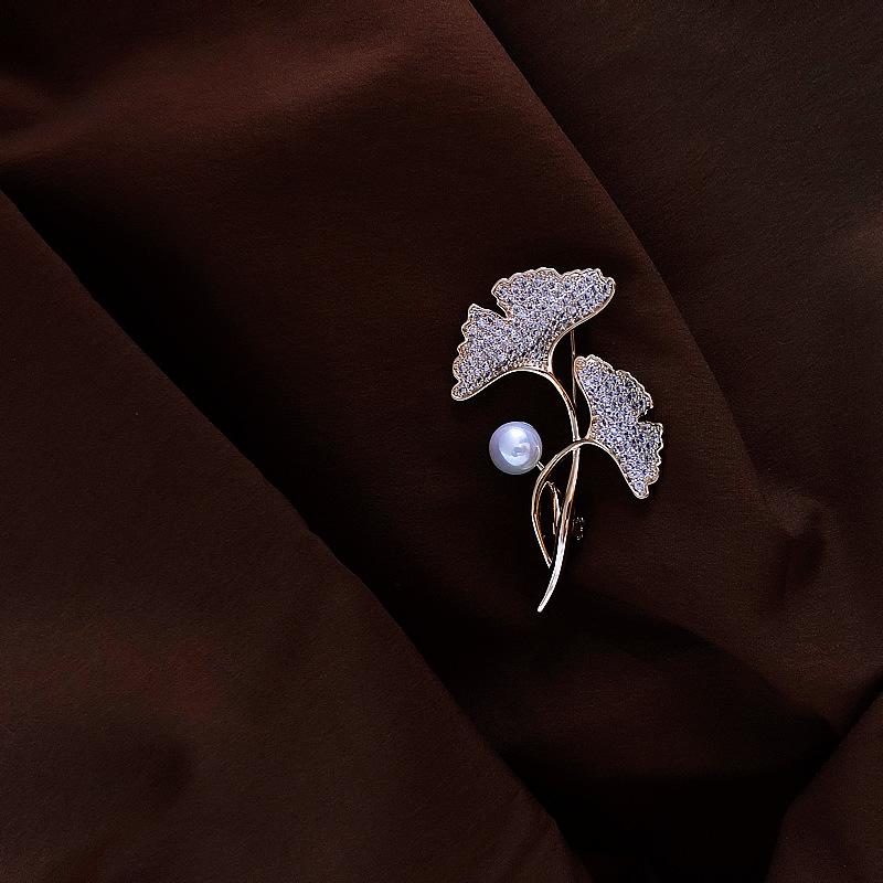 Ginkgo Brooch for Women High-end Pearl Pin Anti-glare Design High-end Fixed Clothes Corsage Decoration